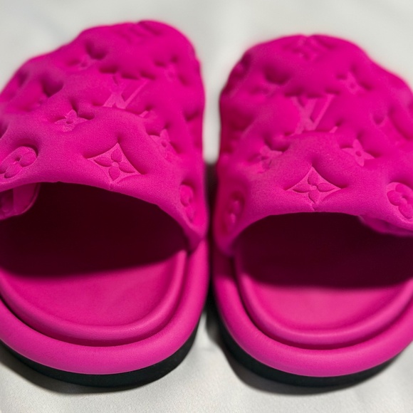 *NEW* Louis Vuitton Pillow Bright pink slides - Picture 4 of 10